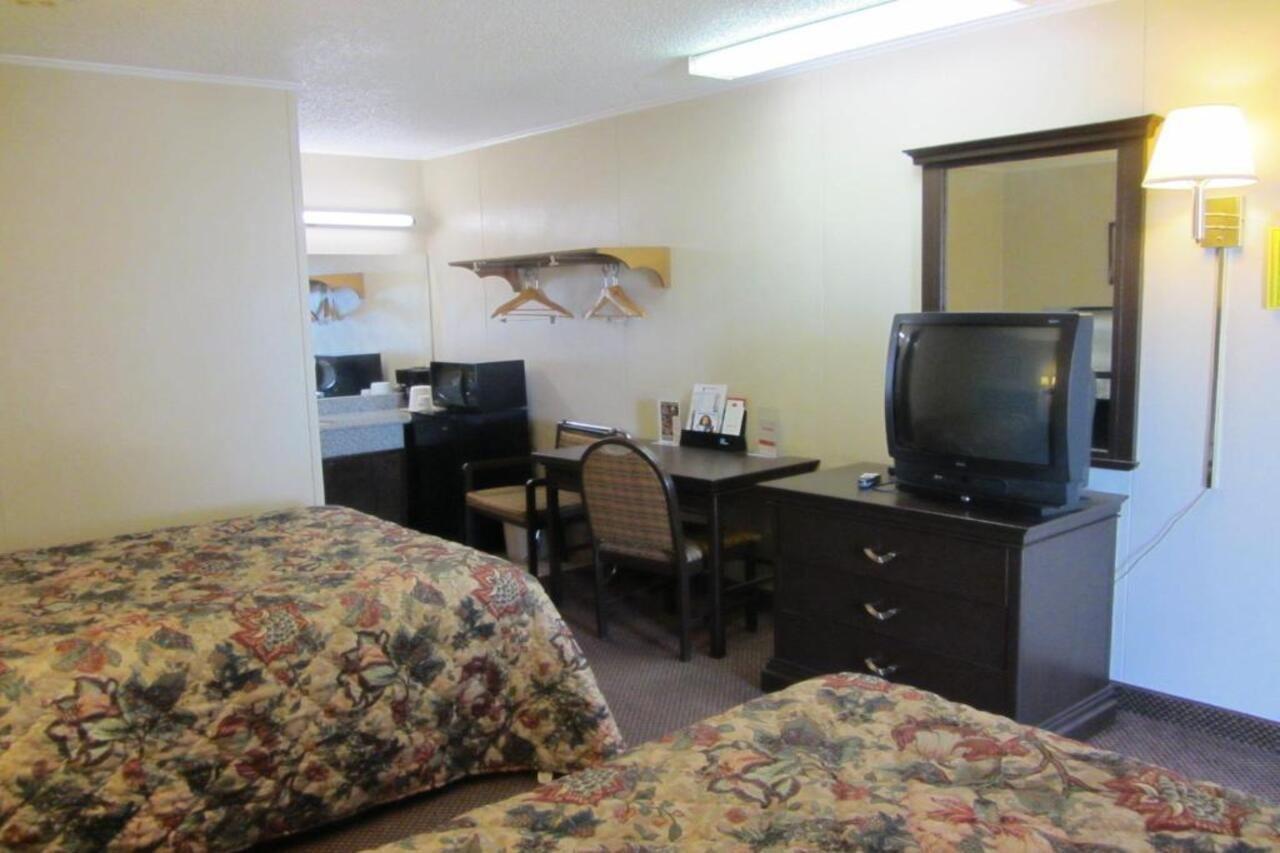 Super 8 By Wyndham Lubbock Civic Center North Motel Exterior photo
