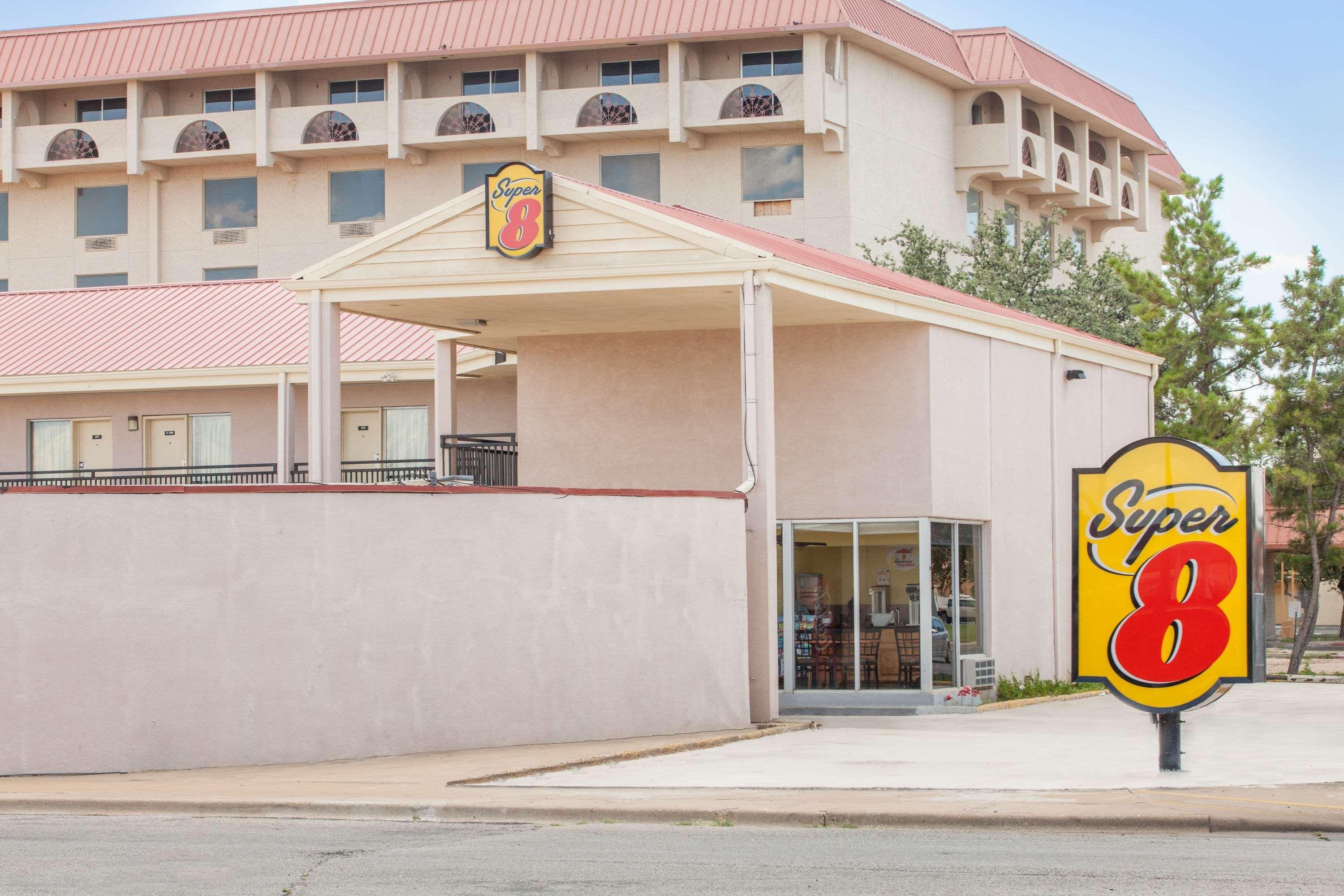 Super 8 By Wyndham Lubbock Civic Center North Motel Exterior photo