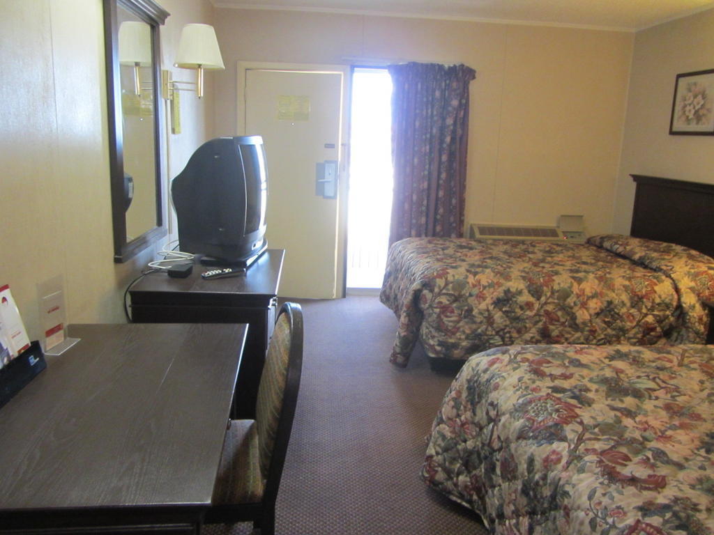 Super 8 By Wyndham Lubbock Civic Center North Motel Exterior photo