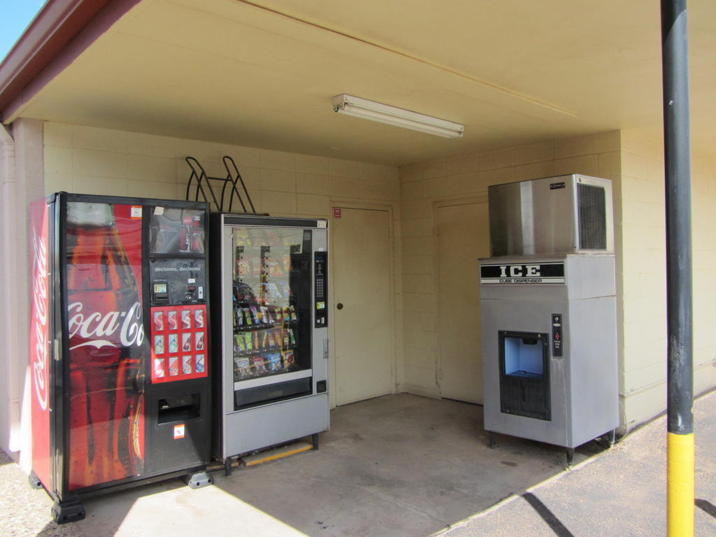 Super 8 By Wyndham Lubbock Civic Center North Motel Exterior photo