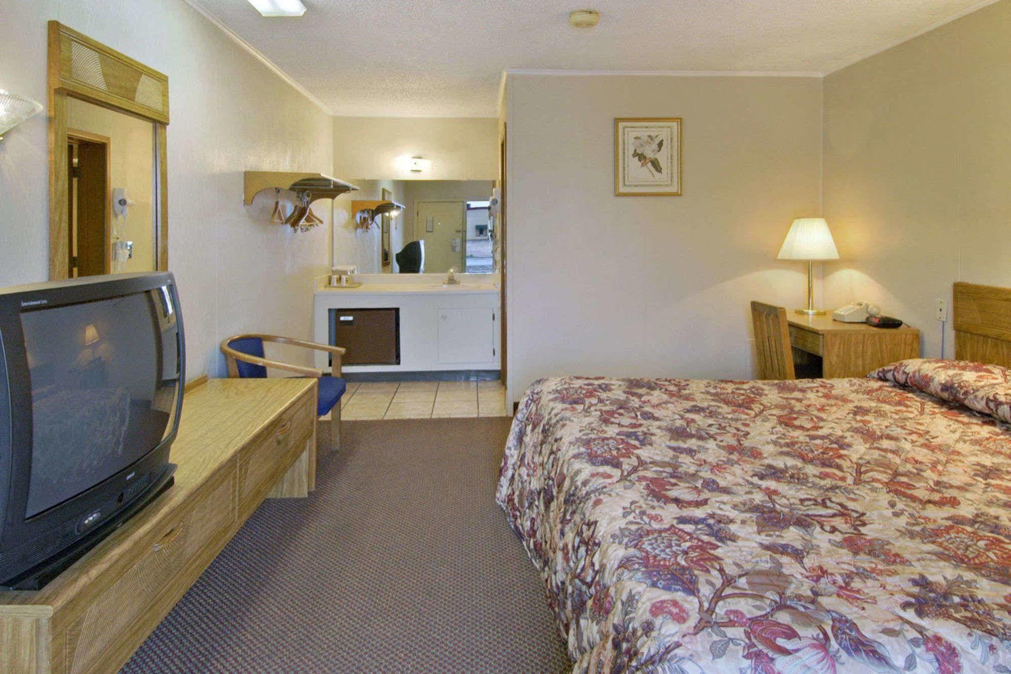 Super 8 By Wyndham Lubbock Civic Center North Motel Exterior photo