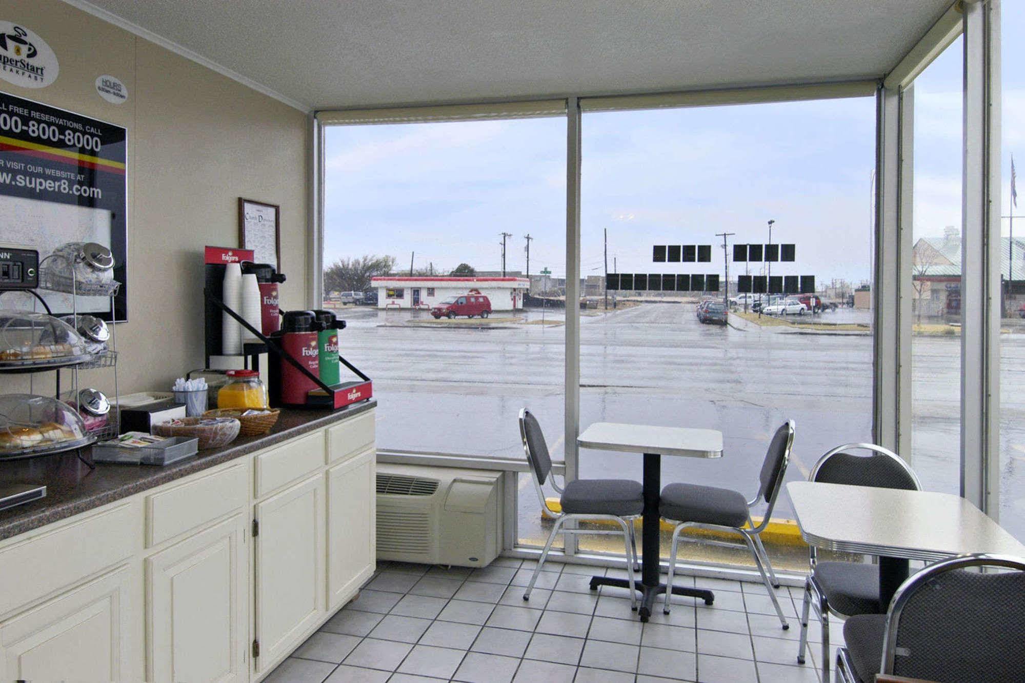 Super 8 By Wyndham Lubbock Civic Center North Motel Exterior photo